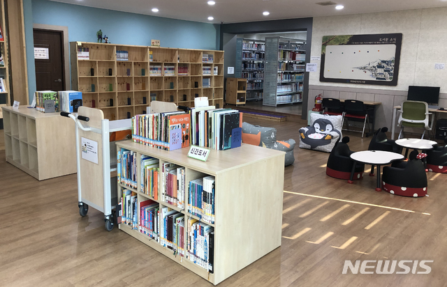 [광주=뉴시스] 변재훈 기자 = 광주 서구는 화정4동·금호2동 작은도서관을 새롭게 단장하고 도서대출서비스를 재개했다고 22일 밝혔다. (사진=광주 서구 제공) 2020.05.22. photo@newsis.com