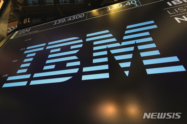 [뉴욕=AP/뉴시스] 지난해 3월18일(현지시간) 뉴욕증권거래소(NYSE)에서 촬영한 IBM 로고 사진. 2020.07.21.
