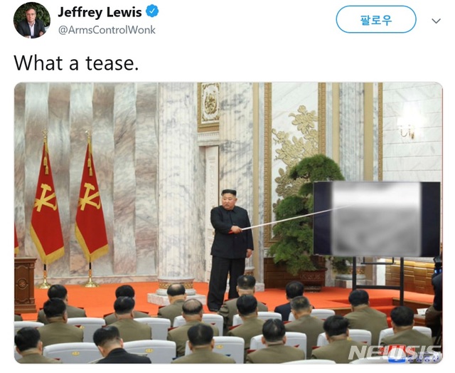 [서울=뉴시스] 중앙군사위 회의 주재하는 김정은. 차트를 지휘봉으로 가리키며 뭔가를 열심히 설명하고 있다.  2020.05.24. (사진=제프리 루이스 트위터 제공)