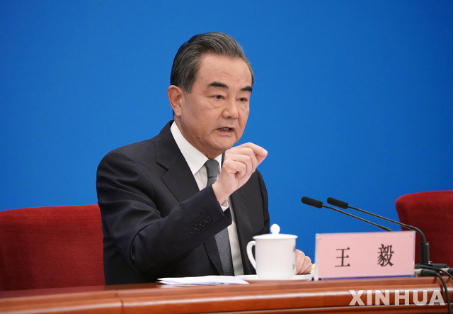[ 베이징=AP/뉴시스] 왕이 중국 외교 담당 국무위원 겸 외교부장이 24일 베이징 인민대회당에서 외교정책, 미중 관계 등에 관한 기자회견을 갖고 있다. 2020.05.25. 