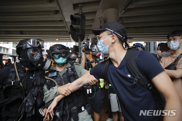 [홍콩=AP/뉴시스]24일(현지시간) 홍콩에서 국가보안법에 반발하는 시위가 발생했다. 홍콩 중심가인 코즈웨이 베이 시위 현장에서 경찰이 시위대를 진압 중인 모습. 중국이 추진 중인 보안법은 홍콩 내 반정부 시위를 처벌도록 보장한 법이다. 2020.05.25. 