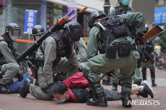 [코즈웨이베이=AP/뉴시스]지난 24일 홍콩 코즈웨이베이에서 중국의 국가보안법 제정에 반대하는 시위가 열린 가운데 경찰이 시위대를 진압하고 있다. 2002.05.25. 