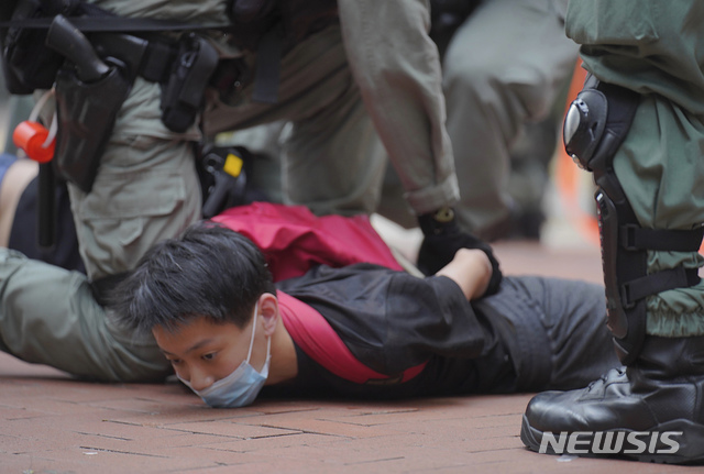 [홍콩=AP/뉴시스]24일(현지시간) 홍콩에서 중국이 제정을 추진 중인 홍콩 국가보안법과 관련해 시위가 발생했다. 시위 현장에서 경찰이 시위대를 진압 중인 모습. 이 법은 홍콩 내 반정부 시위를 처벌할 수 있도록 보장했다. 2020.05.25. 
