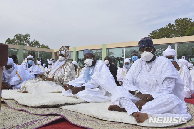 [카노(나이지리아)=AP/뉴시스]지난 5월4일 나이지리아 카노에서 신종 코로나바이러스 감염증(코로나19) 확산 억제를 위해 마스크를 착용하고 기도를 드리는 나이지리아의 무슬림들. 아동권리단체 유니세프(UNICEF)는 나이지리아 북부의 13세 소년이 신성모독 혐의로 징역 10년을 선고받았다며 나이지리아를 비난했다고 CNN이 16일(현지시간) 보도했다. 2020.9.17