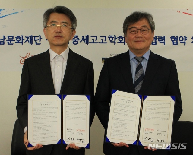 하남문화재단 서강석 대표이사(오른쪽)와 한국중세고고학회 정의도 회장.