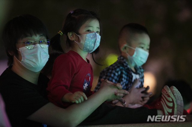 [베이징=AP/뉴시스] 24일(현지시간) 중국 베이징에서 신종 코로나바이러스 감염증(코로나19)을 막기 위해 마스크를 쓴 사람들이 분수대 근처에서 시간을 보내고 있다. 2020.05.25. 