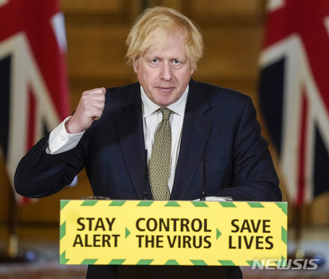 [런던=AP/뉴시스]보리스 존슨 영국 총리가 24일(현지시간) 런던 다우닝가에서 신종 코로나바이러스 감염증(코로나19) 관련 언론 브리핑을 하고 있다. 2020.05.25. 