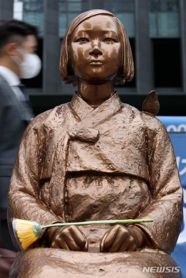 [서울=뉴시스] 고범준 기자 = 정의기억연대(정의연)의 불투명한 후원금 사용에 의혹을 제기한 일본군 위안부 피해자 이용수 할머니의 2차 기자회견을 앞둔 25일 오전 서울 종로구 옛 일본대사관 앞에 평화의 소녀상이 자리하고 있다. 2020.05.25.  bjko@newsis.com