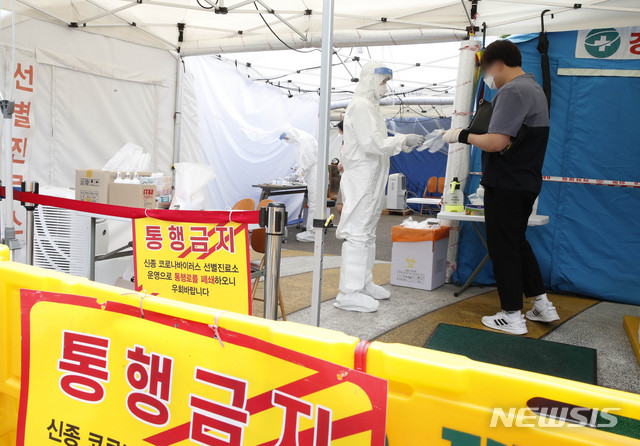 [서울=뉴시스] 박민석 기자 = 한 시민이 25일 오전 서울 강서구 강서구보건소 선별진료소에서 신종 코로나바이러스 감염증(코로나19) 검사에 앞서 일회용 위생장갑을 착용하고 있다. 코로나19 양성 판정을 받은 강서구 마곡동 미술학원 강사와 관련 유치원생 1명이 이날 코로나19 확진 판정을 받았다. 2020.05.25.  mspark@newsis.com