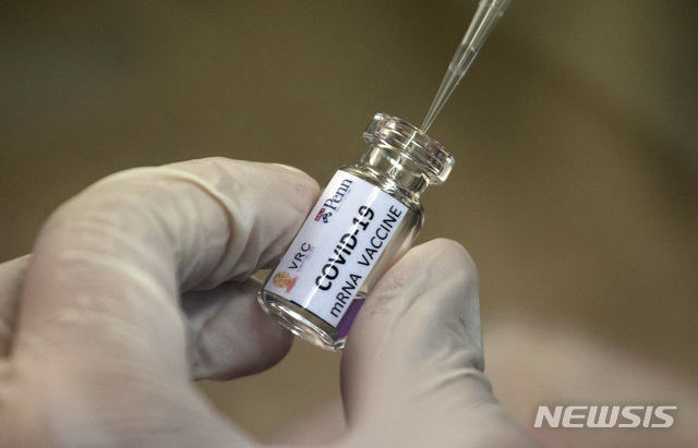 [방콕=AP/뉴시스]25일(현지시간) 태국 방콕에 있는 출라롱콘 대학교 부설 백신 연구 센터에서 한 연구원이 실험용 신종 코로나바이러스 감염증(코로나19) 백신을 들고 있다. 이 센터 연구원들은 쥐를 대상으로 한 실험이 성공하면서 원숭이를 대상으로 백신 실험을 시작했다고 밝혔다. 2020.05.25.