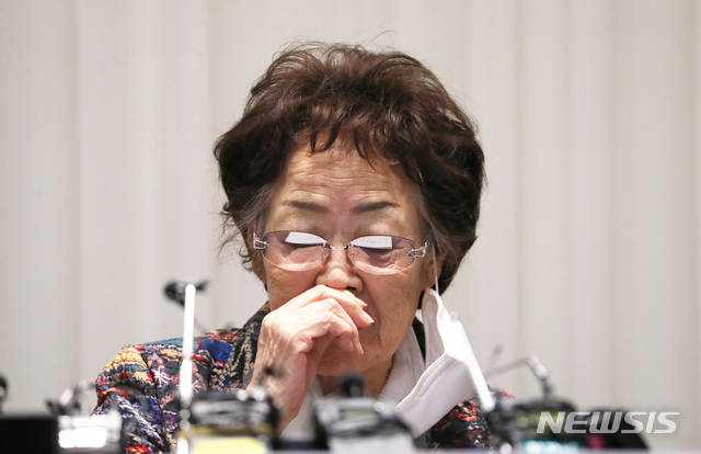 [대구=뉴시스] 이무열 기자 = 일본군 위안부 피해자 이용수 할머니가 25일 오후 대구 수성구 만촌동 인터불고 호텔에서 열린 기자회견에서 발언 중 울먹이고 있다. 2020.05.25. photo@newsis.com