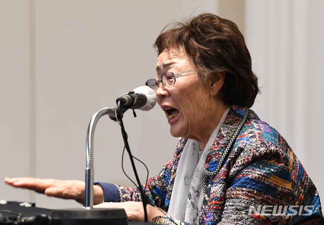 [대구=뉴시스]이무열 기자 = 일본군 위안부 피해자인 여성인권운동가 이용수 할머니가 25일 오후 대구 수성구 인터불고호텔에서 기자회견을 하고 있다. 2020.05.25. photo@newsis.com