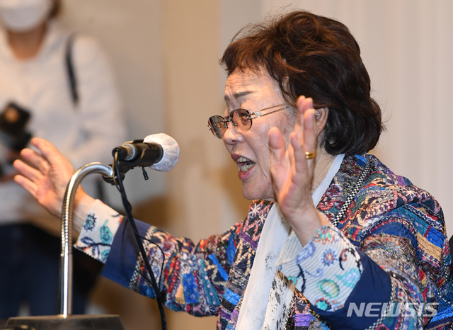 [대구=뉴시스]이무열 기자 = 일본군 위안부 피해자인 여성인권운동가 이용수 할머니가 25일 오후 대구 수성구 인터불고호텔에서 기자회견을 하고 있다. 2020.05.25. photo@newsis.com