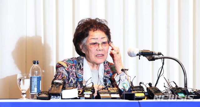 [대구=뉴시스]이무열 기자 = 일본군 위안부 피해자인 여성인권운동가 이용수 할머니가 25일 오후 대구 수성구 인터불고호텔에서 기자회견을 하고 있다. 2020.05.25.  photo@newsis.com