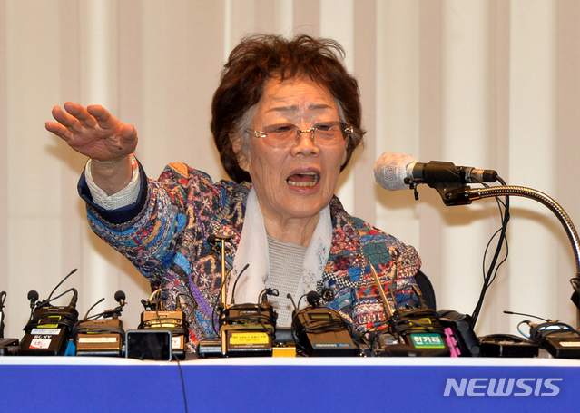 [대구=뉴시스]이무열 기자 = 일본군 위안부 피해자인 여성인권운동가 이용수 할머니가 지난 25일 오후 대구 수성구 인터불고호텔에서 기자회견을 하고 있다. 2020.05.25. photo@newsis.com