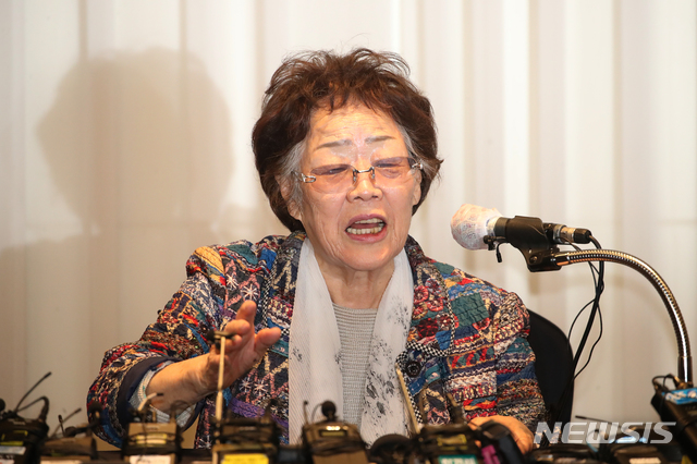 [대구=뉴시스]이무열 기자 = 일본군 위안부 피해자인 여성인권운동가 이용수 할머니가 25일 오후 대구 수성구 인터불고호텔에서 기자회견을 하고 있다. 2020.05.25.  photo@newsis.com
