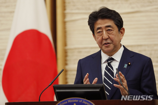 [도쿄=AP/뉴시스]지난달 25일 기자회견을 하고 있는 아베 신조 일본 총리. 2020.6.16.