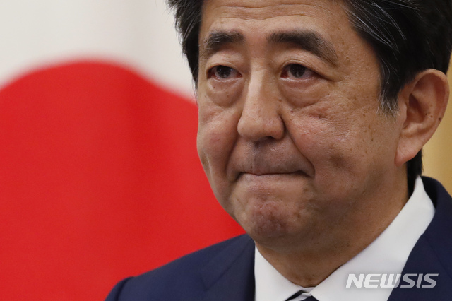 [도쿄=AP/뉴시스]아베 신조 일본 총리가 지난 25일 기자회견을 가지고 긴급사태 선언 해제에 대해 설명하고 있다. 2020.05.26.