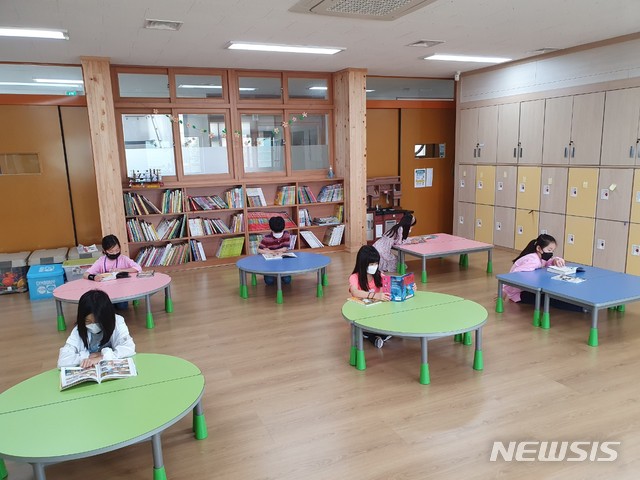 [안동=뉴시스] 띄엄띄엄 앉은 초등학교 돌봄교실의 학생들. (사진=경북교육청 제공) 2020.05.26