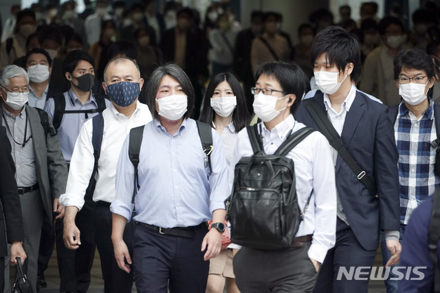 [도쿄=AP/뉴시스]지난달 26일 일본 도쿄의 한 지하철 역이 출근하는 시민들로 붐비고 있다. 2020.05.27.