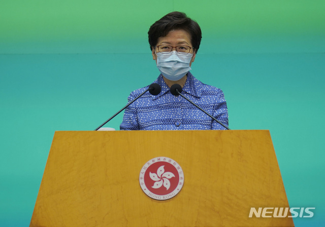 [홍콩=AP/뉴시스] 26일 홍콩 캐리 람 행정장관이 정례 기자회견에서 발언하고 있다. 람 장관은 '홍콩보안법' 제정은 중앙정부의 권한이라고 밝혔다. 2020.05.26