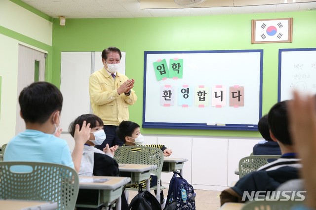 [안양=뉴시스] 박석희 기자 =부흥초등학교를 방문한 최대호 시장.