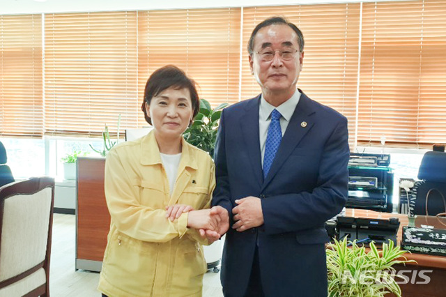 장세용(오른쪽) 구미시장이 김현미 국토부 장관과 기념사진을 찍고 있다 (사진=구미시 제공)