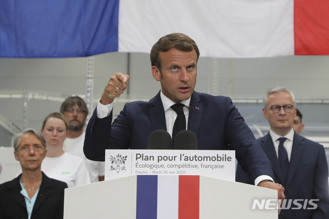 [에타플레=AP/뉴시스] 26일(현지시간) 에마뉘엘 마크롱 프랑스 대통령이 북부 에타플레 지역에 위치한 한 자동차 부품 공장을 방문해 '자동차 산업을 위한 계획'을 발표하고 있다. 그는프랑스 자동차 산업에 숨통을 불어넣기 위해 80억 유로(약 10조8200억원)을 투입하겠다고 밝혔다. 2020.5.27.