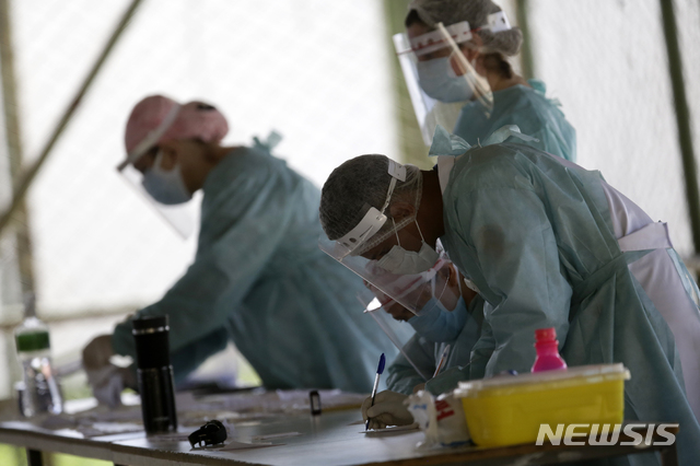 [브라질리아=AP/뉴시스] 26일(현지시간) 브라질 브라질리아의 한 학교에 마련된 신종 코로나바이러스 감염증(코로나19) 긴급 진료소에서 의료진들이 차트를 정리하고 있다. 세계보건기구(WHO) 산하 범미주보건기구(PAHO)는 이날 "중남미의 일일 신규 확진자 수가 유럽과 미국을 앞질렀다"며 "이젠 중남미가 코로나19 대유행의 진앙지가 됐다"고 말했다. 2020.5.27.