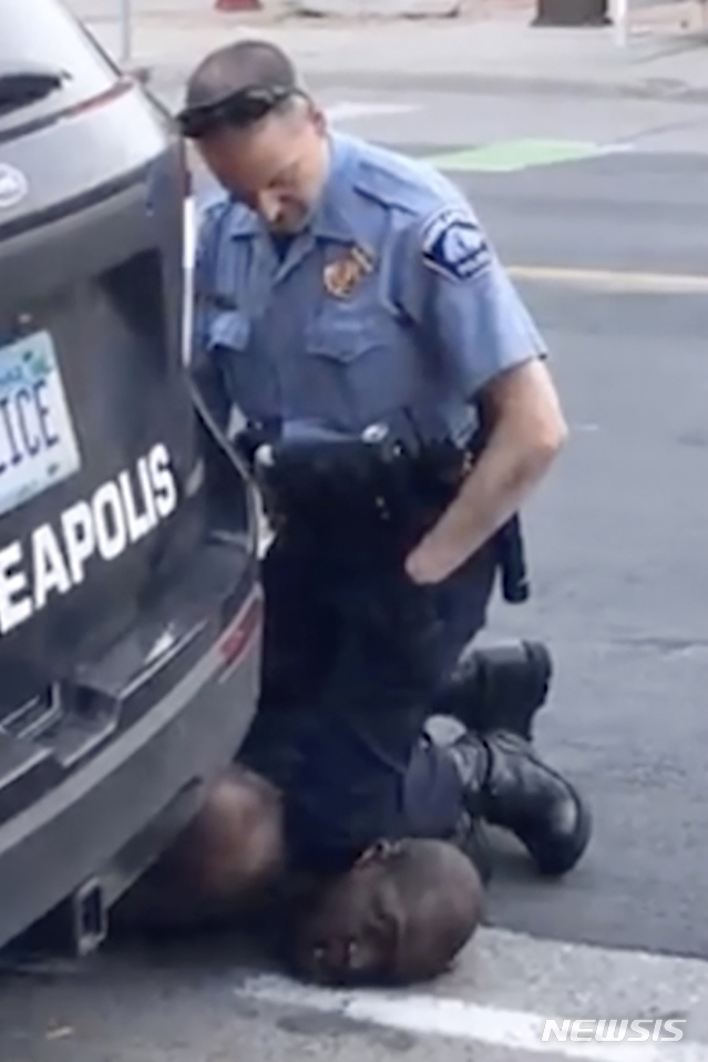 [AP/뉴시스]미국 미네소타주 미니애폴리스에서 5월 25일 백인 경찰 데릭 쇼빈이 수갑을 찬 채 저항할 수 없는 상태였던 조지 플로이드의 목을 9분 가까이 무릎으로 누르고 있는 모습. 2020.06.02.