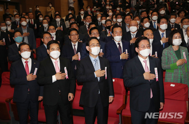 [서울=뉴시스] 김진아 기자 = 미래통합당 주호영 원내대표, 정우택 전국위원장을 비롯한 참석자들이 27일 서울 여의도 국회 의원회관에서 열린 제2차 전국위원회에서 국민의례를 하고 있다. 2020.05.27.  bluesoda@newsis.com