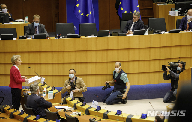 [브뤼셀=AP/뉴시스] 우르줄라 폰 데어 라이엔 유럽연합 집행위원장이 27일 브뤼셀의 제2 유럽의회 총회에서 코로나 회복기금 창설안을 발표하고 있다. 2020. 5. 27.