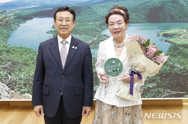 [괴산=뉴시스]강신욱 기자 = 충북 괴산군은 지난 27일 오후 군청 대회의실에서 국민배우 김수미씨를 괴산군 홍보대사로 위촉했다. 김씨가 위촉식에서 이차영 괴산군수와 기념사진을 찍고 있다. (사진=괴산군 제공) 2020.05.28. photo@newsis.com