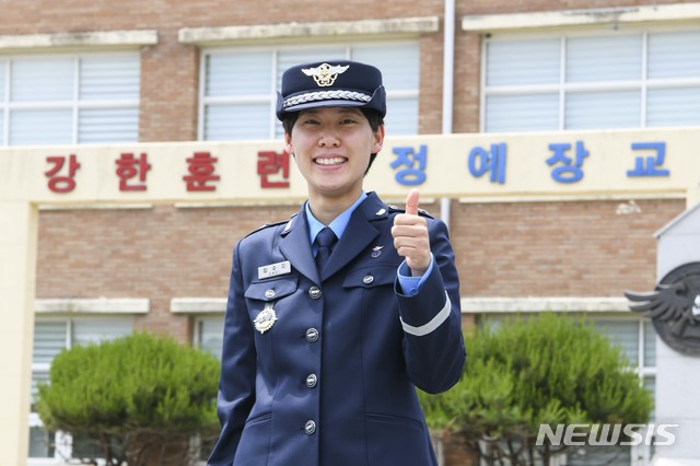 [서울=뉴시스] 최수지 소위, 육군 장교 전역 후 공군 장교로 임관. 2020.05.28. (사진=공군 제공)