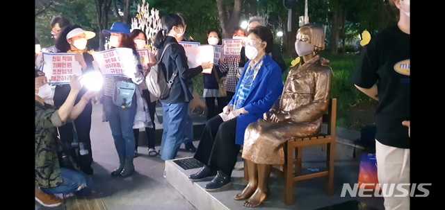 [대구=뉴시스]이은혜 기자 = 일본군 위안부 피해자인 여성인권운동가 이용수(92) 할머니가 지난 27일 저녁 대구 중구 공평동 2.28기념중앙공원 인근 평화의 소녀상 앞에서 열린 수요집회에 참석하고 있다. 2020.05.28. (사진=이용수 할머니 측 제공) photo@newsis.com