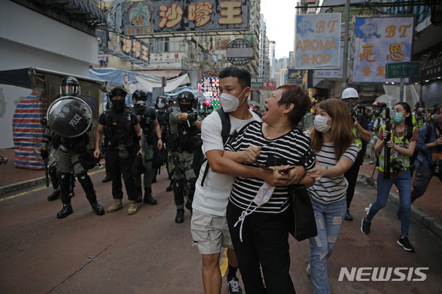 [홍콩=AP/뉴시스]27일(현지시간) 홍콩 몽콕에서 한 여성이 시위 지역에 접근하지 말라는 경찰의 경고에 언성을 높이며 말다툼을 하고 있다. 2020.05.30.