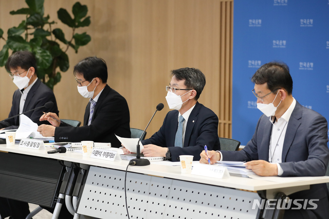 [서울=뉴시스]이환석 한국은행 부총재보가 지난 28일 오후 서울 중구 한국은행에서 열린 경제전망 설명회에서 발언하고 있다. (사진=한국은행 제공) 2020.05.28. photo@newsis.com