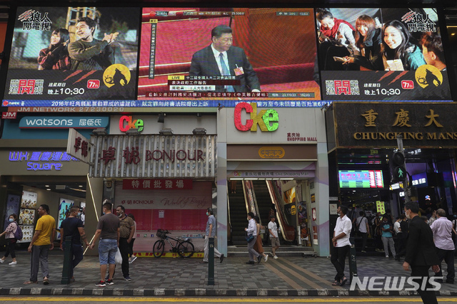 [홍콩=AP/뉴시스]28일 홍콩의 한 거리에 시진핑 중국 국가주석이 베이징에서 폐막한 제13기 전국인민대표대회 제3차 전체회의에 참석해 연설하는 모습이 TV로 생중계되고 있다. 중국 정부는 이날 미국 등 국제사회의 반대와 논란 속에 홍콩 보안법 등을 통과시켰다. 2020.05.28.