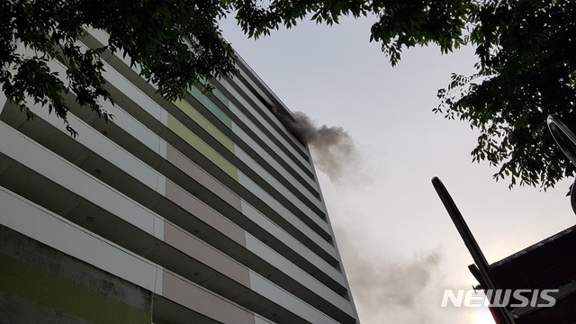 [대구=뉴시스]이지연 기자 = 27일 오후 대구 수성구 매호동의 한 아파트에서 화재가 발생해 검은 연기가 치솟고 있다. (사진=대구소방본부 제공) 2020.05.29. photo@newsis.com