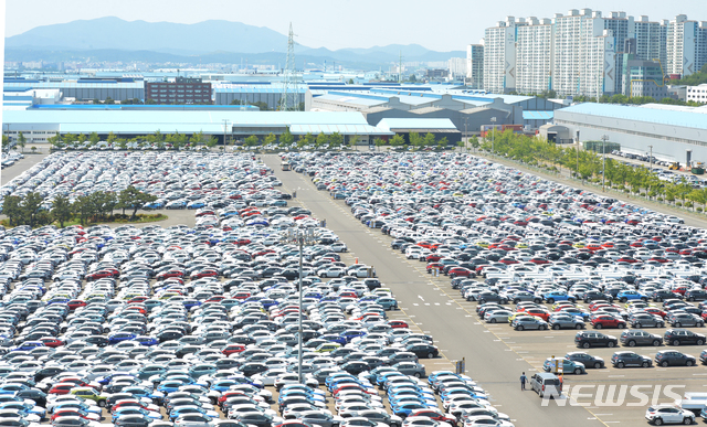 [울산=뉴시스] 울산 북구 현대자동차 울산공장 야적장에 차량들이 출고를 기다리고 있다. 2020.05.29. bbs@newsis.com