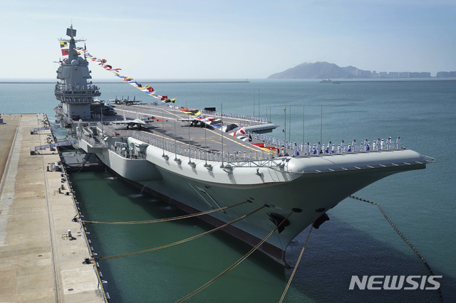 [싼야=신화·AP/뉴시스] 중국 첫 국산 항공모함 산둥이 이끄는 항모전단이 남중국해에서 훈련을 실시했다고 중국 해군이 2일 발표했다. 사진은 산둥함이 2020년 5월29일 모항인 하이난성 싼야기자에 정박해 있는 모습. 2021.05.02