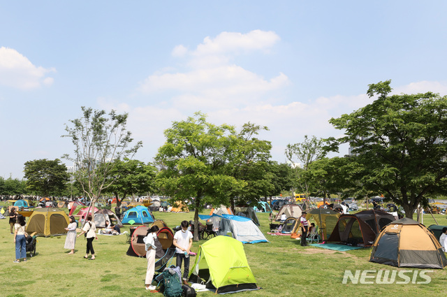 [서울=뉴시스] 전진환 기자 = 올들어 가장 더운 날씨를 보인 30일 오후 서울 서초구 반포 한강공원을 찾은 시민들이 그늘막 텐트를 치고 더위를 피하고 있다. 2020.05.30.   amin2@newsis.com