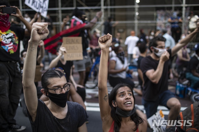 폭스뉴스 기자, 흑인사망 항의 백악관시위대에 '봉변' 