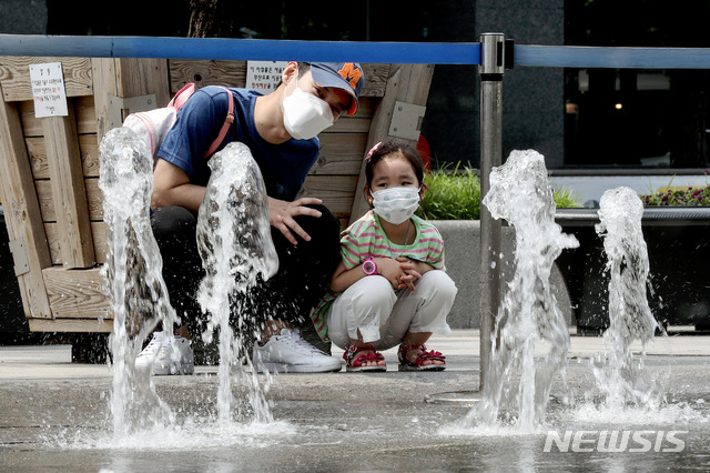 [서울=뉴시스]김병문 기자 = 더운 날씨를 보인 지난달 31일 오후 서울 종로구 광화문 광장에서 어린이가 바닥분수를 바라보고 있다. 2020.05.31. dadazon@newsis.com