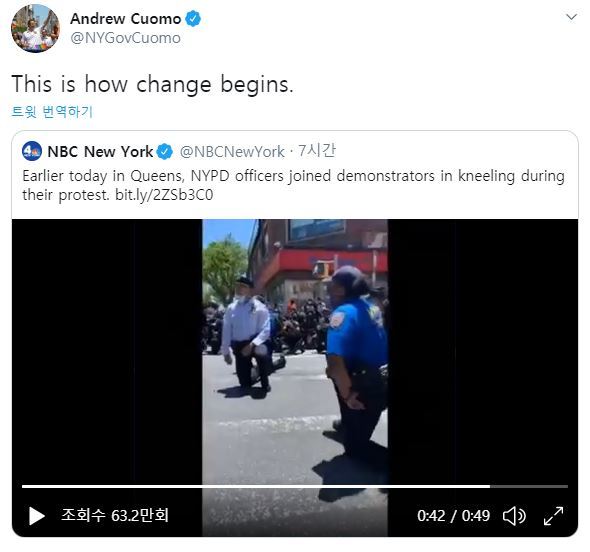 [서울=뉴시스] 미국의 앤드루 쿠오모 뉴욕주지사는 트위터에 시위대와 함께 무릎을 꿇은 뉴욕시 경찰의 동영상을 첨부하고 "이렇게 변화는 시작되는 것"이라며 격찬했다. (사진=트위터 캡처) 2020.6.1.