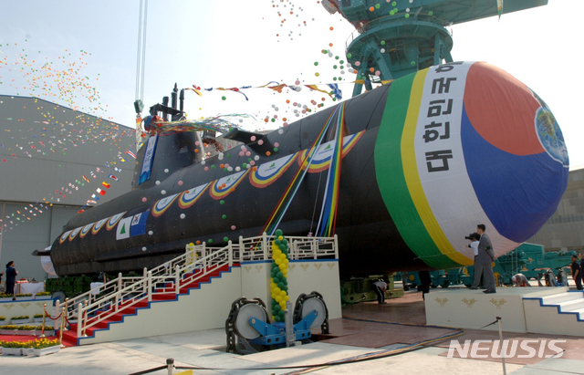 [서울=뉴시스]해군은 해군잠수함사령부가 창설 30주년 280만 마일 무사고 항해를 했다고 1일 밝혔다. 사진은 아시아 최초로 공기불요추진체계를 탑재한 잠수함 손원일함(1,800톤)의 진수식 모습. (사진=해군 제공) 2020.06.01. photo@newsis.com