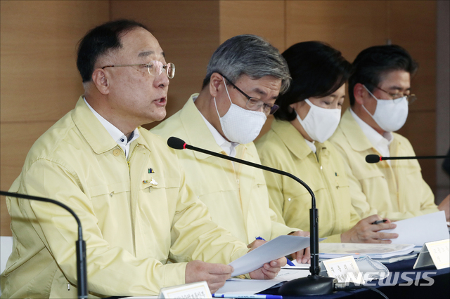 [서울=뉴시스]김명원 기자 = 홍남기 경제부총리 겸 기획재정부 장관이 1일 오후 서울 종로구 정부서울청사에서 2020년 하반기 경제정책방향을 발표하고 있다. 2020.06.01.  photo@newsis.com