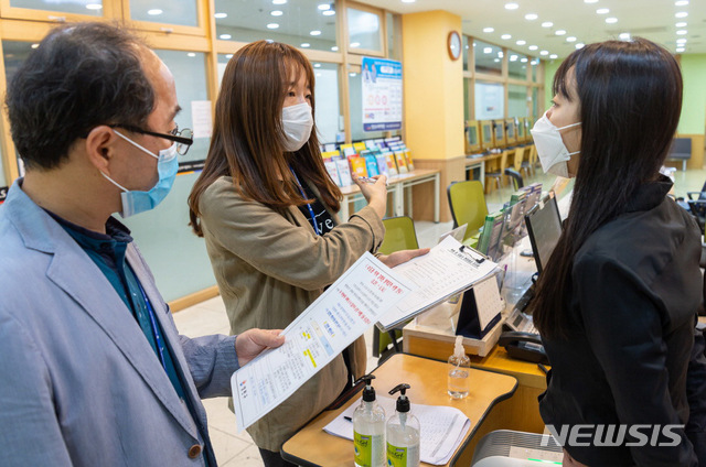 [서울=뉴시스] 고범준 기자 = 양천구청 공무원들이 1일 오후 목동의 한 학원에서 방역수칙 준수 여부 현장 점검을 실시하고 있다. (사진=양천구 제공) 2020.06.01. photo@newsis.com