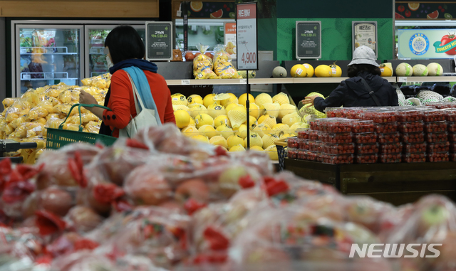 [서울=뉴시스] 조수정 기자 = 서울시내 한 마트를 찾은 고객들이 식료품을 고르고 있다. 2020.06.02. chocrystal@newsis.com