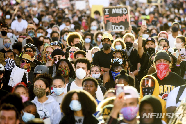 [오클랜드=AP/뉴시스] 미국 캘리포니아주 오클랜드에 1일(현지시간) 수천명의 군중이 경찰의 과잉진압으로 인해 사망한 조지 플로이드 사건에 항의하는 시위에 운집해있다.  